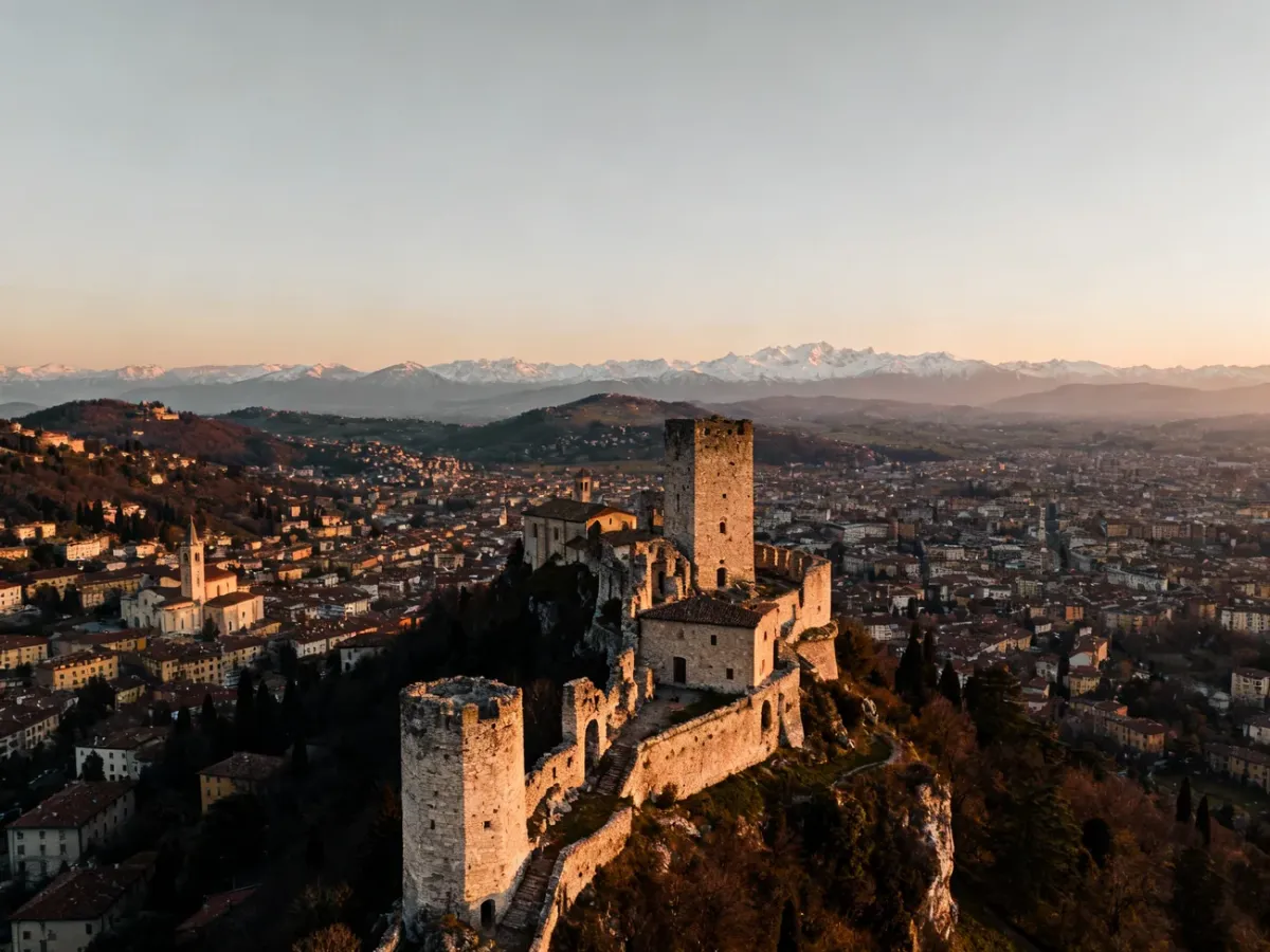 Ruiny zamku na wzgórzu San Vigilio nad Bergamo