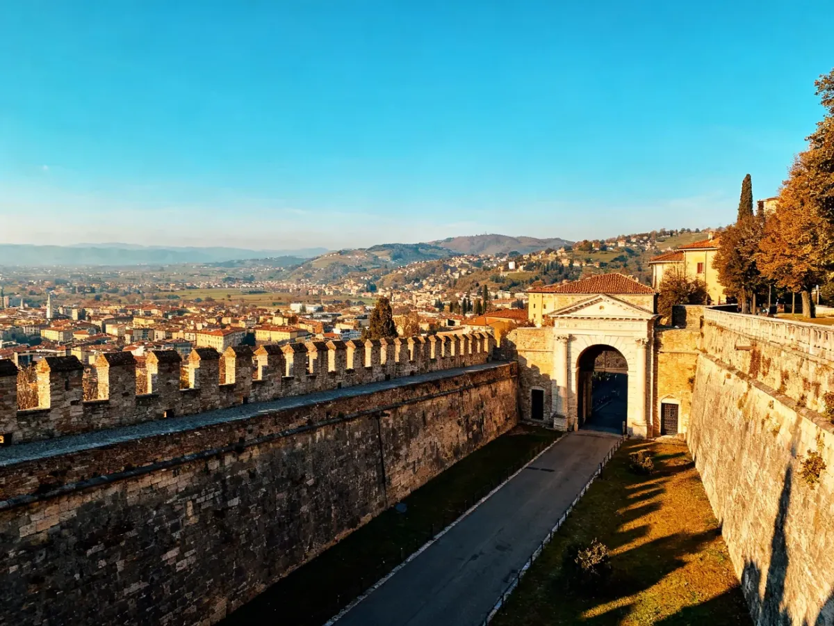 Mury Weneckie Bergamo z panoramą Dolnego Miasta