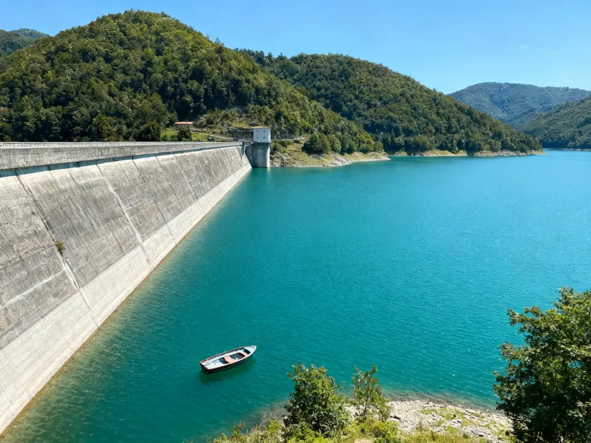 Jezioro Solińskie i zapora otoczone lesistymi wzgórzami